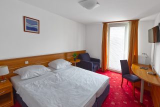 HOTEL-CREINA---Room-Double-Twin-02-r1
