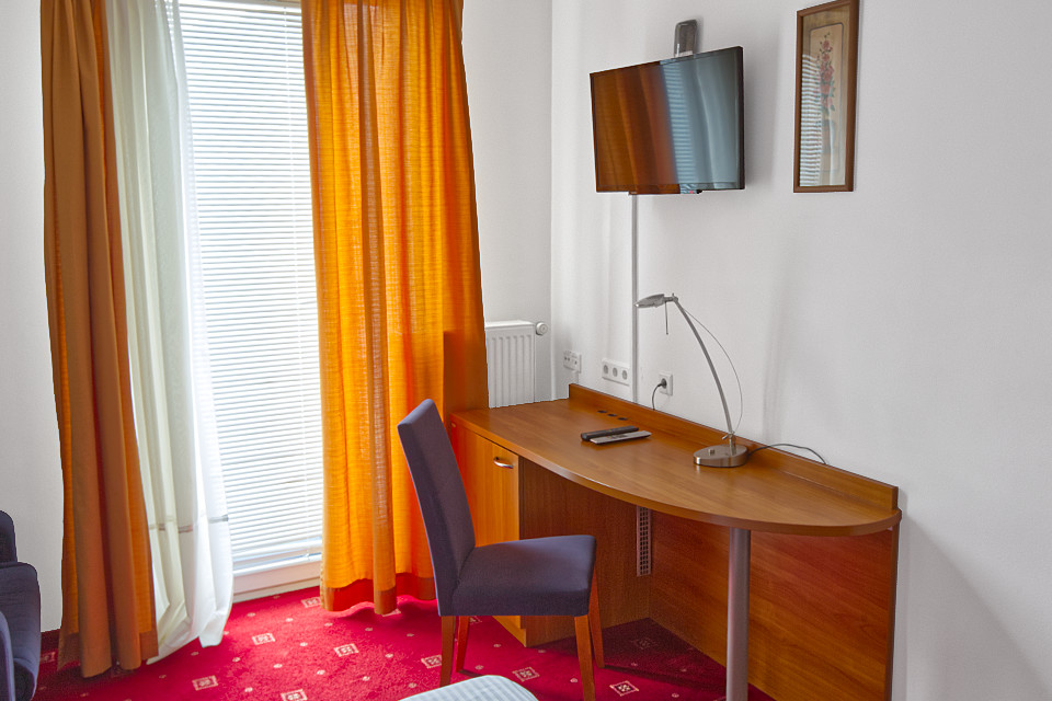 HOTEL-CREINA---Room-Double-Twin-03-r1