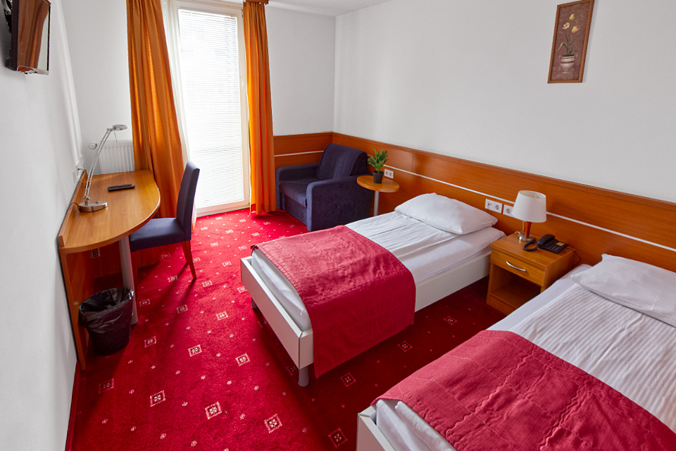 HOTEL-CREINA---Room-Double-Twin-07-r1