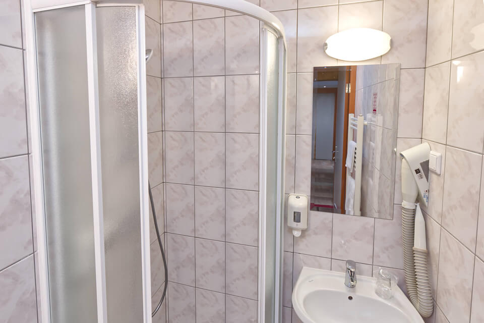 HOTEL-CREINA---Room-Single-Bathroom-1-r1