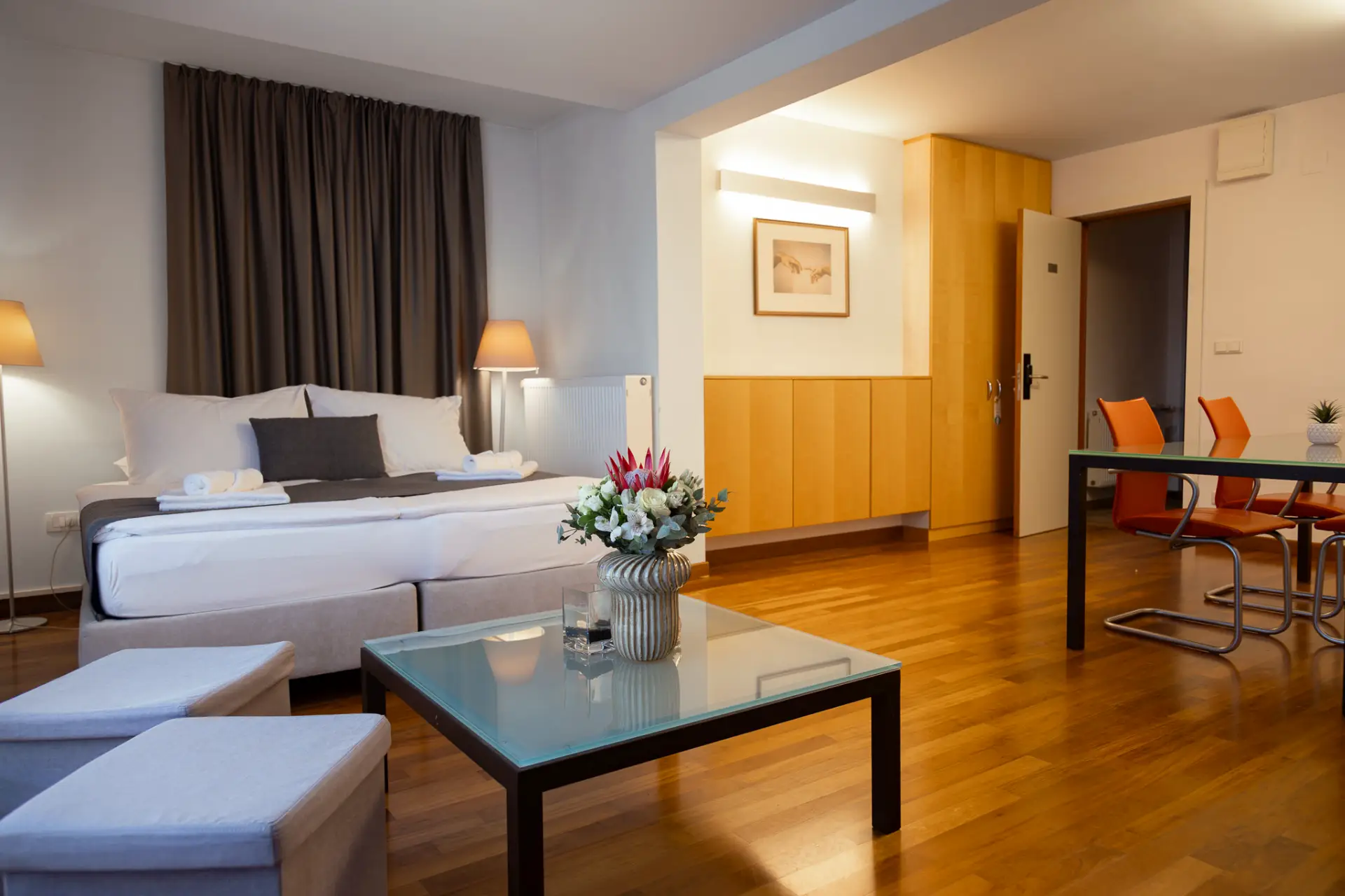HOTEL-CREINA---deluxe-suite---1-entrance