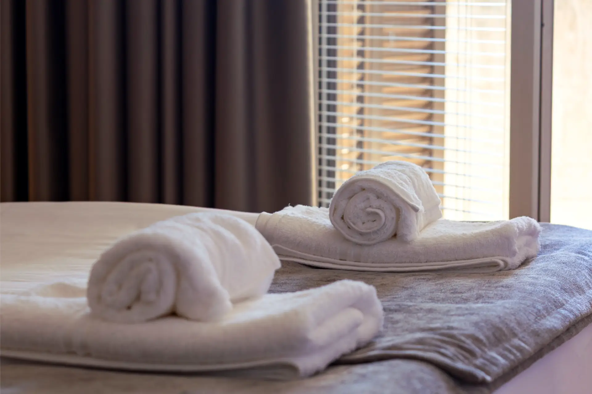 HOTEL-CREINA---deluxe-suite---3-second-double-bed-towels