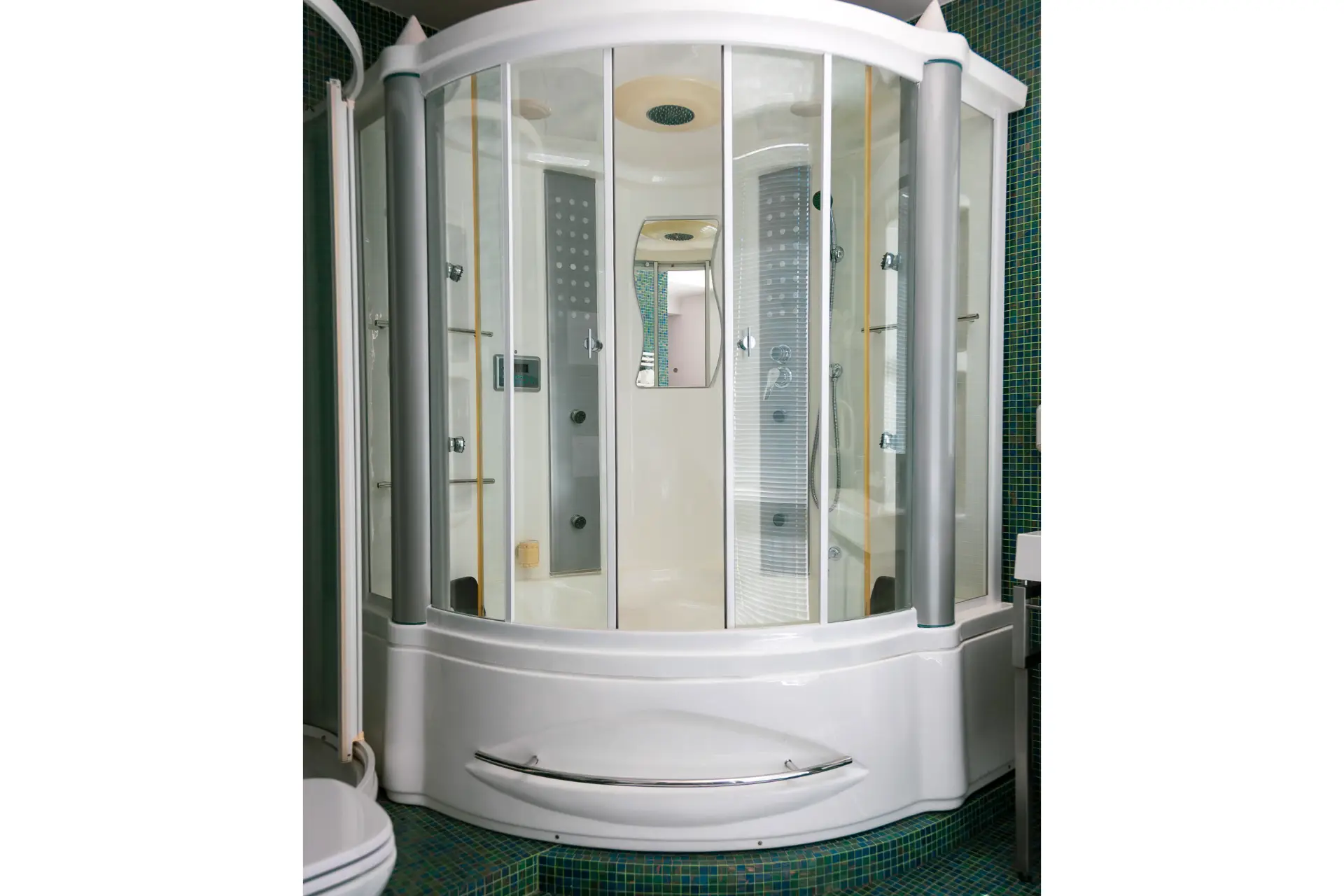 HOTEL-CREINA---deluxe-suite---5-bathtub-1