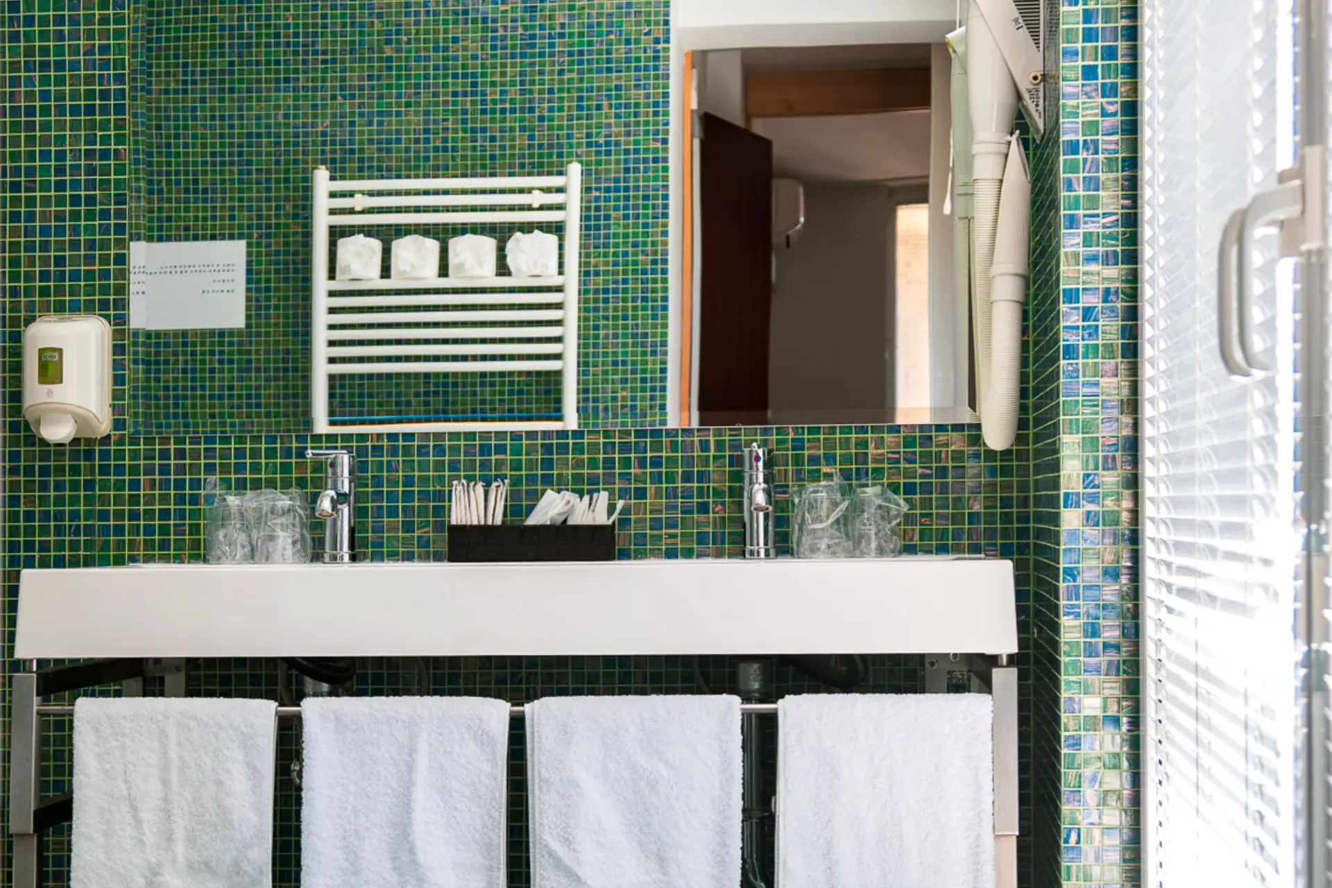 HOTEL-CREINA---deluxe-suite---6-bathroom-1