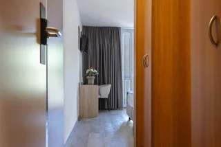 HOTEL-CREINA---room-with-double-or-twin-bed---1-entrance