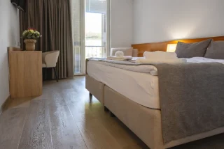 HOTEL-CREINA---room-with-double-or-twin-bed---4-double-bed-and-desk