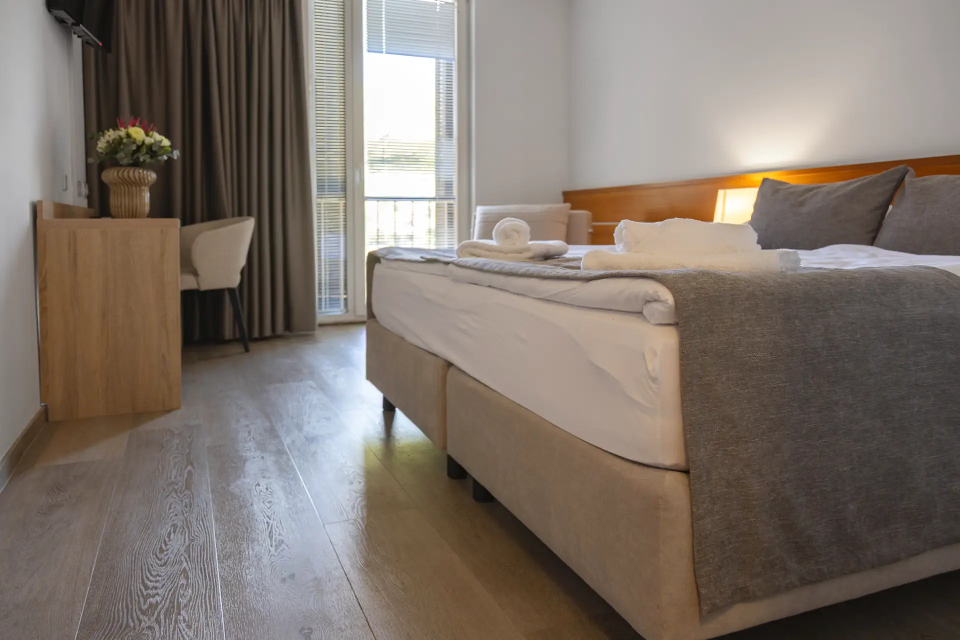 HOTEL-CREINA---room-with-double-or-twin-bed---4-double-bed-and-desk