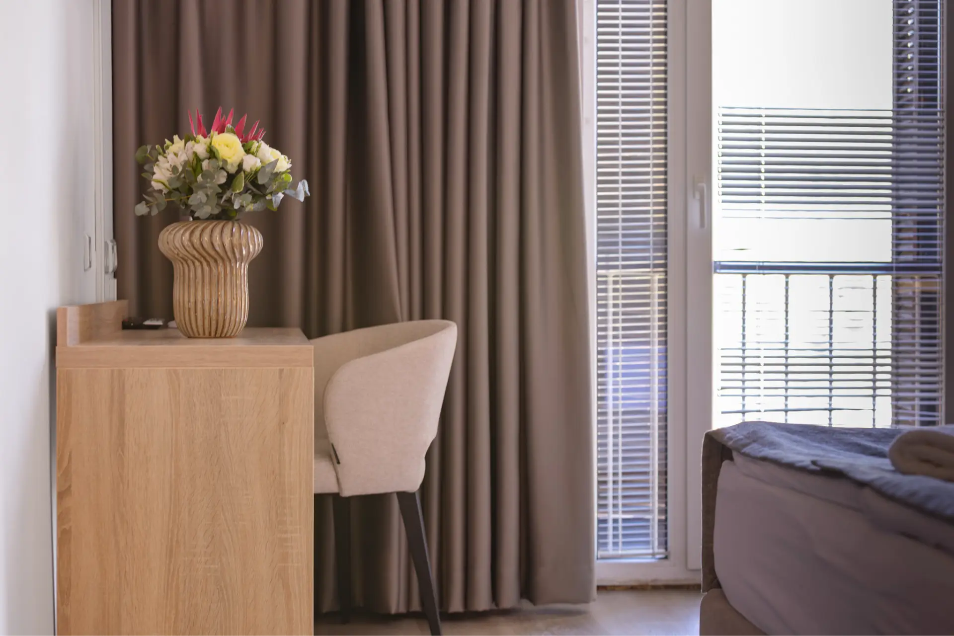 HOTEL-CREINA---room-with-double-or-twin-bed---5-desk
