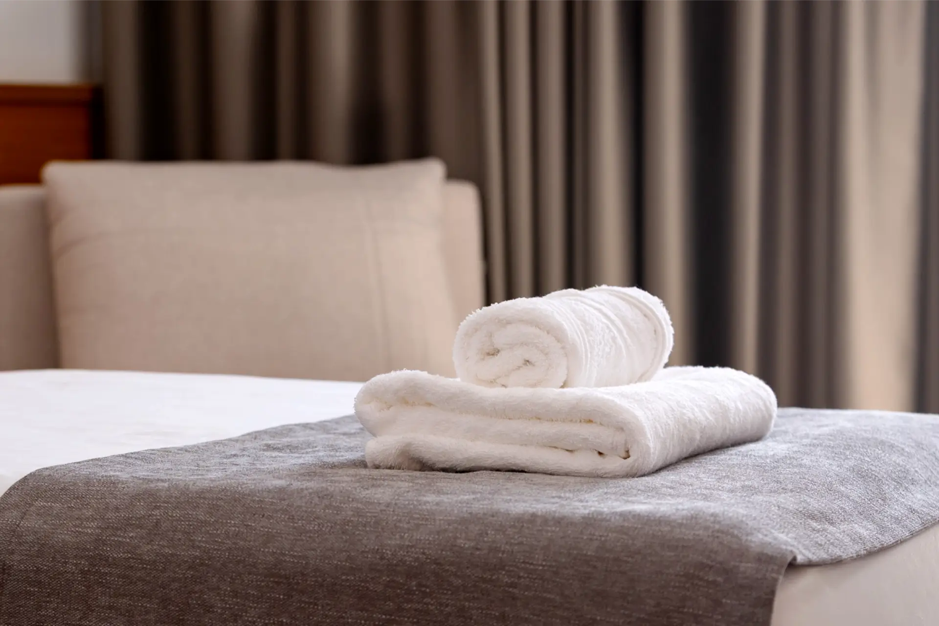 HOTEL-CREINA---room-with-double-or-twin-bed---6-bed-detail-towel