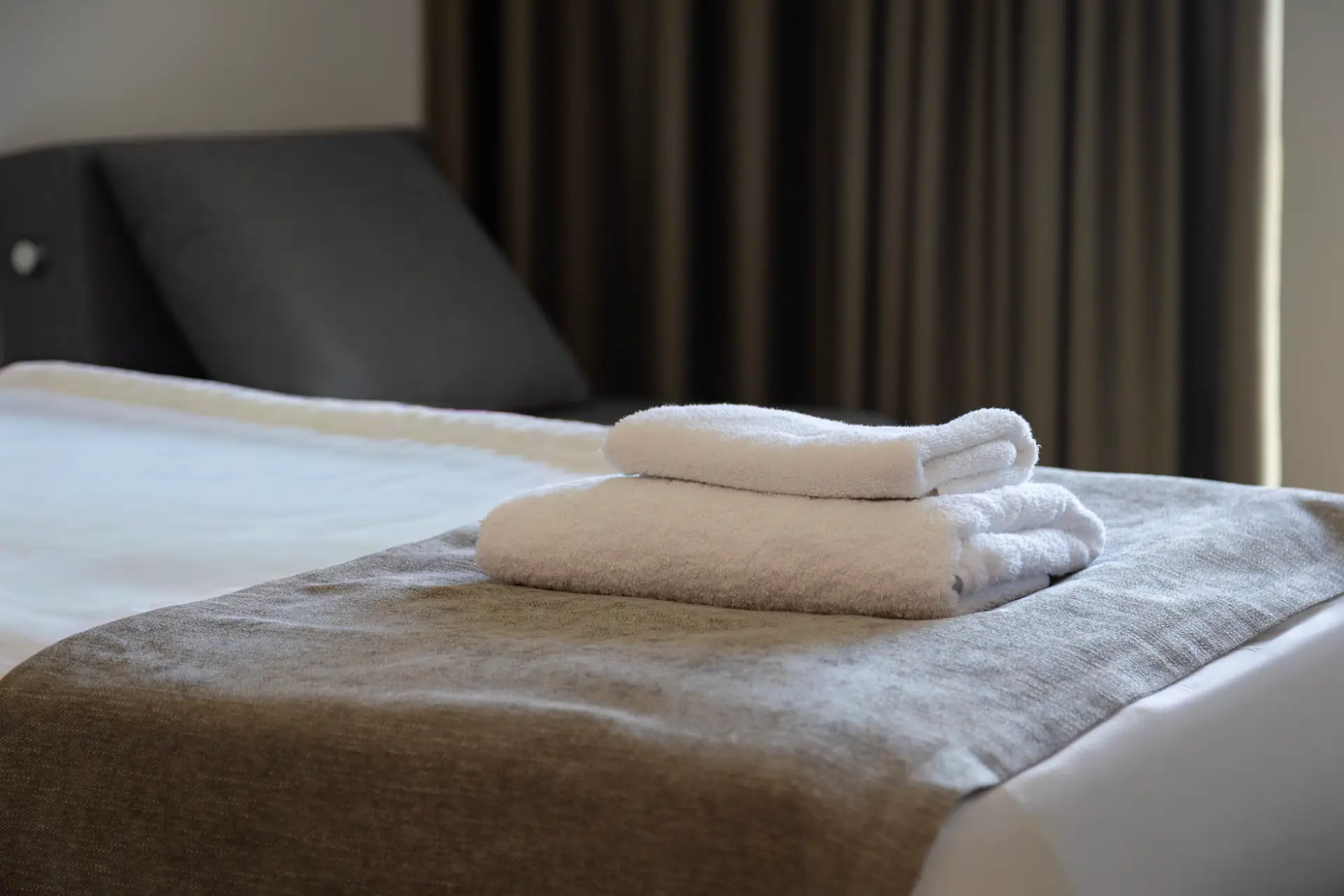 HOTEL-CREINA---room-with-double-or-twin-bed-plus---3-bed-detail-towels