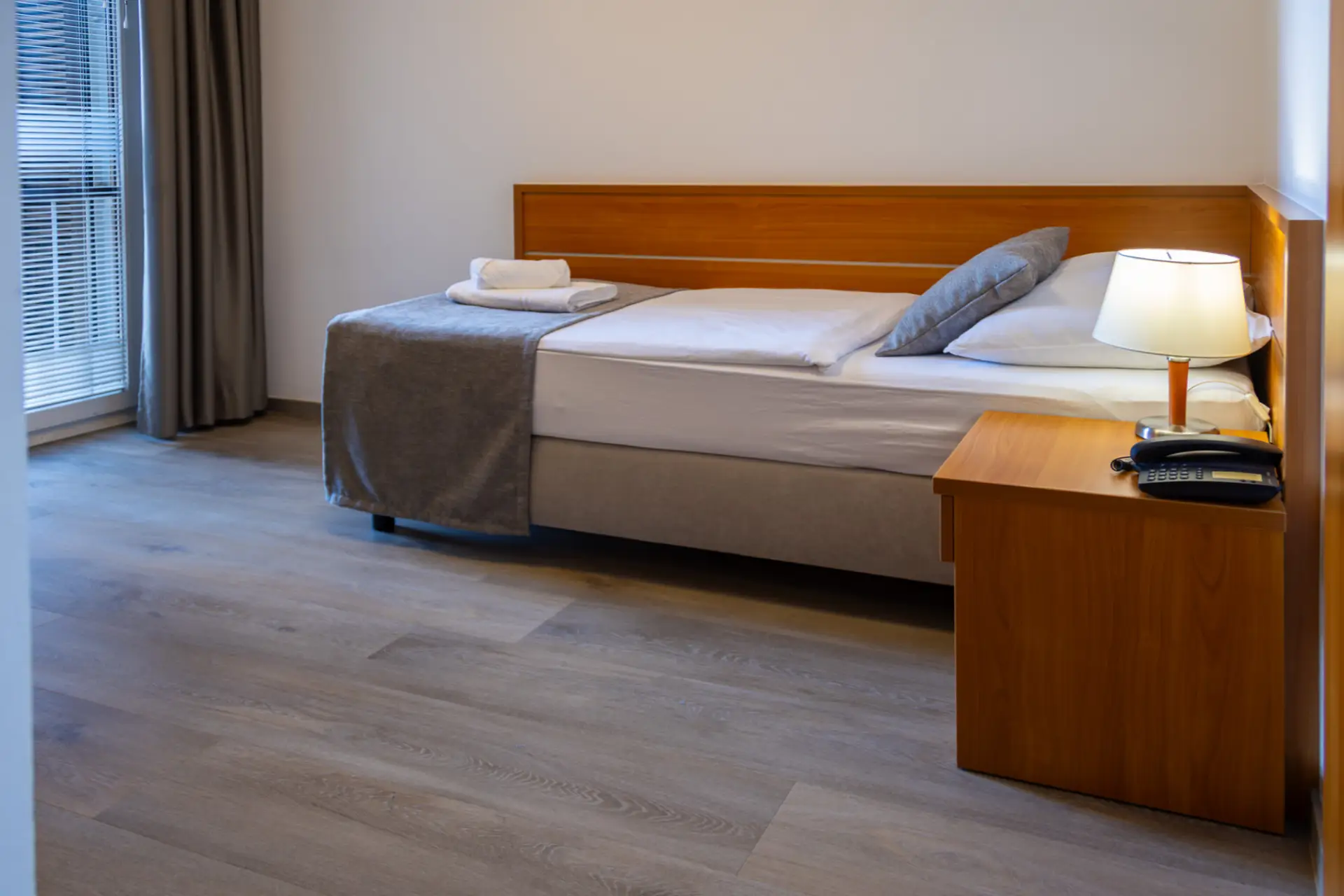 HOTEL-CREINA---room-with-single-bed---1