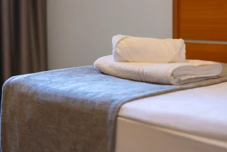 HOTEL-CREINA---room-with-single-bed---3-bed-detail-towels