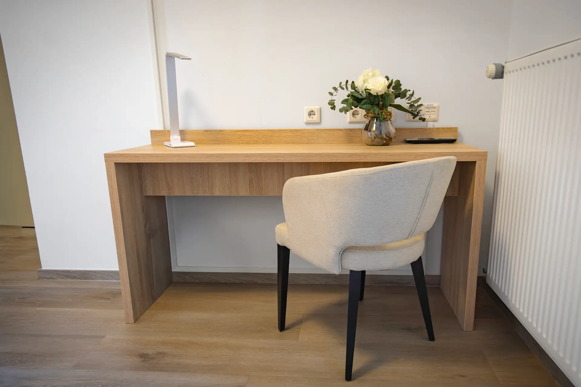 HOTEL-CREINA---room-with-single-bed---4-desk