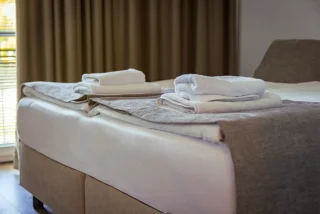 HOTEL-CREINA---standard-suite---3-room-double-bed---towels-detail