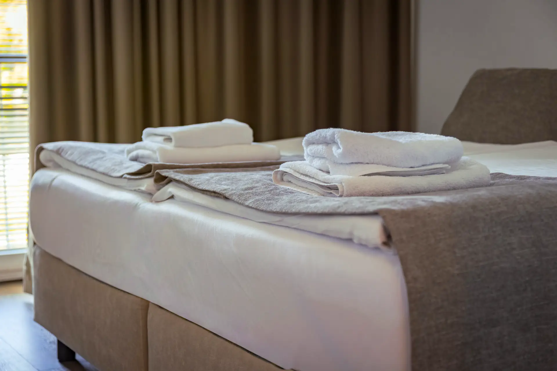HOTEL-CREINA---standard-suite---3-room-double-bed---towels-detail