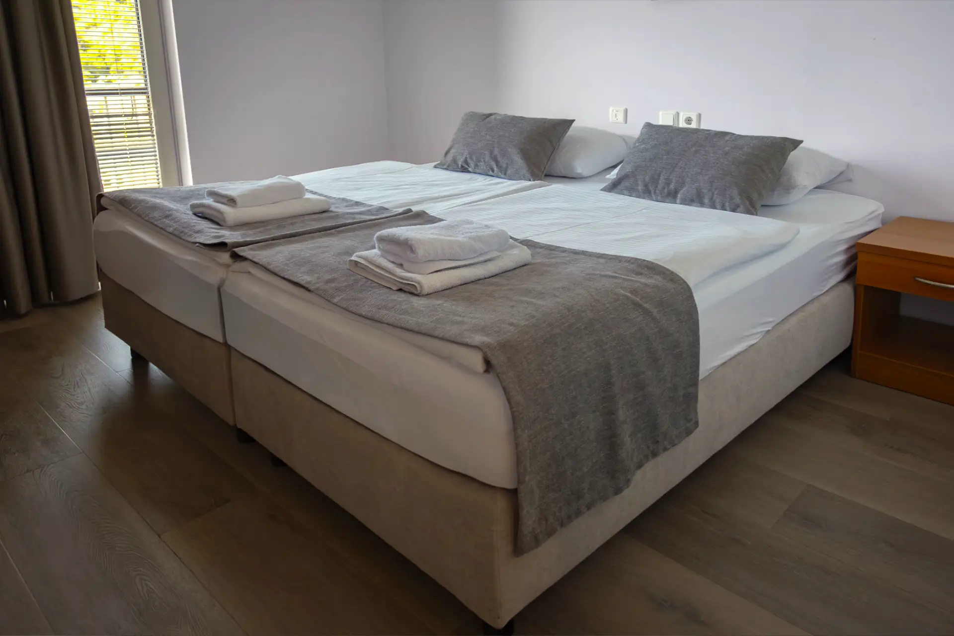 HOTEL-CREINA---standard-suite---3-room-double-bed